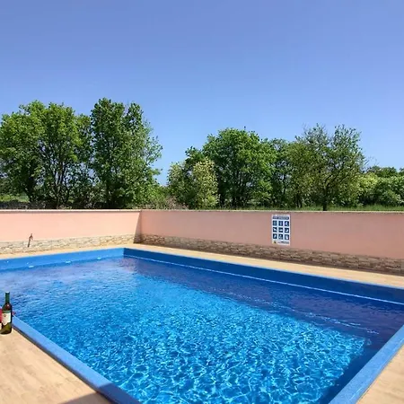 Mary With Private Pool In Medulin Near The ヴィラ *